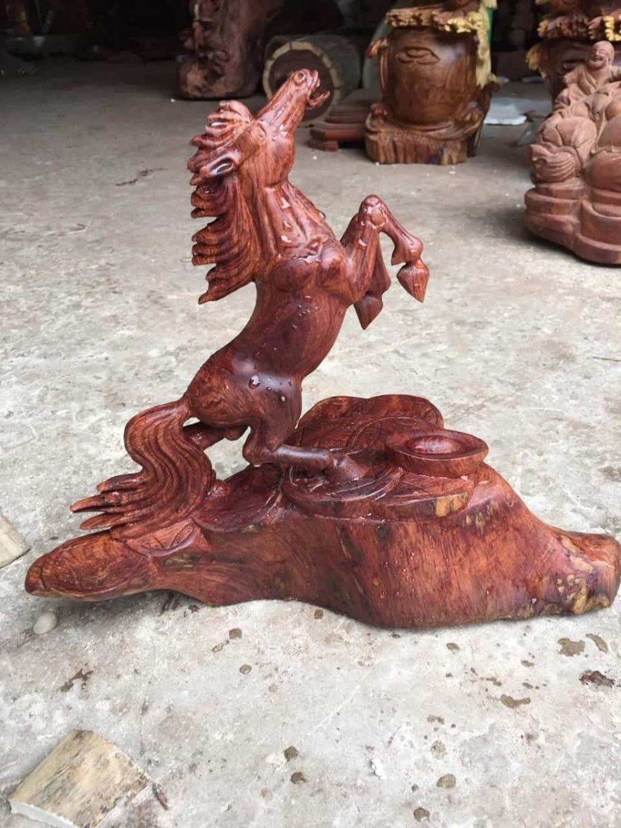 tượng ngựa gỗ phong thủy ý nghĩa và cách bài trí