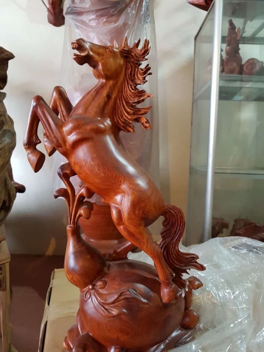 tượng ngựa gỗ phong thủy ý nghĩa và cách bài trí
