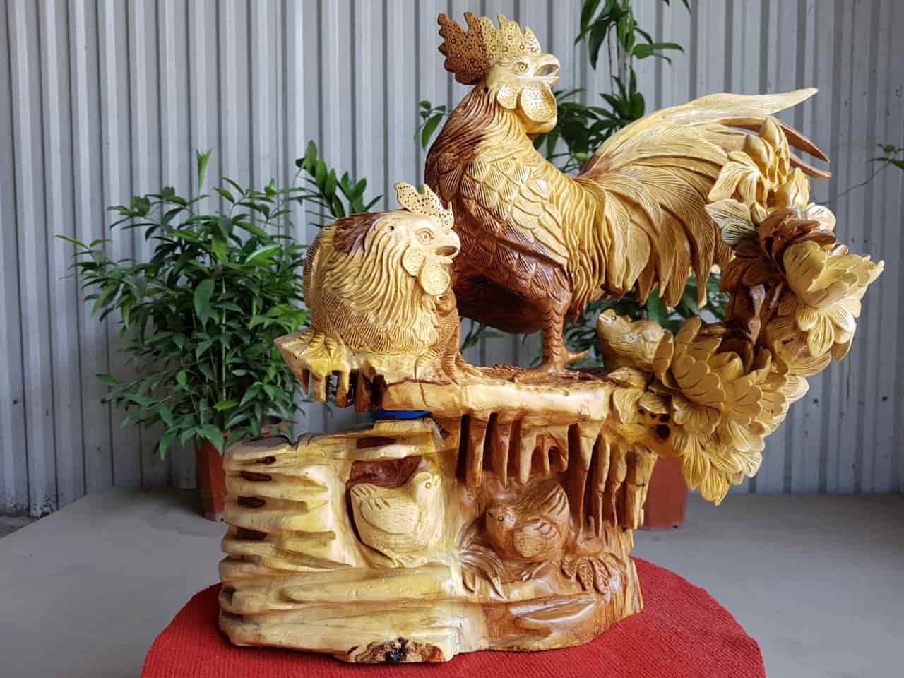 Tượng gia đình gà gỗ hương