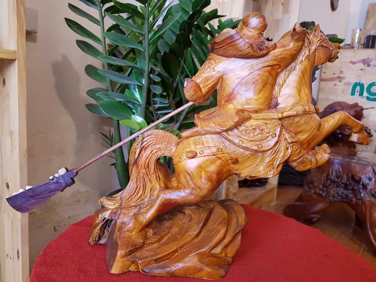 Tượng Quan Công cưỡi ngựa gỗ cẩm chỉ Gia Lai