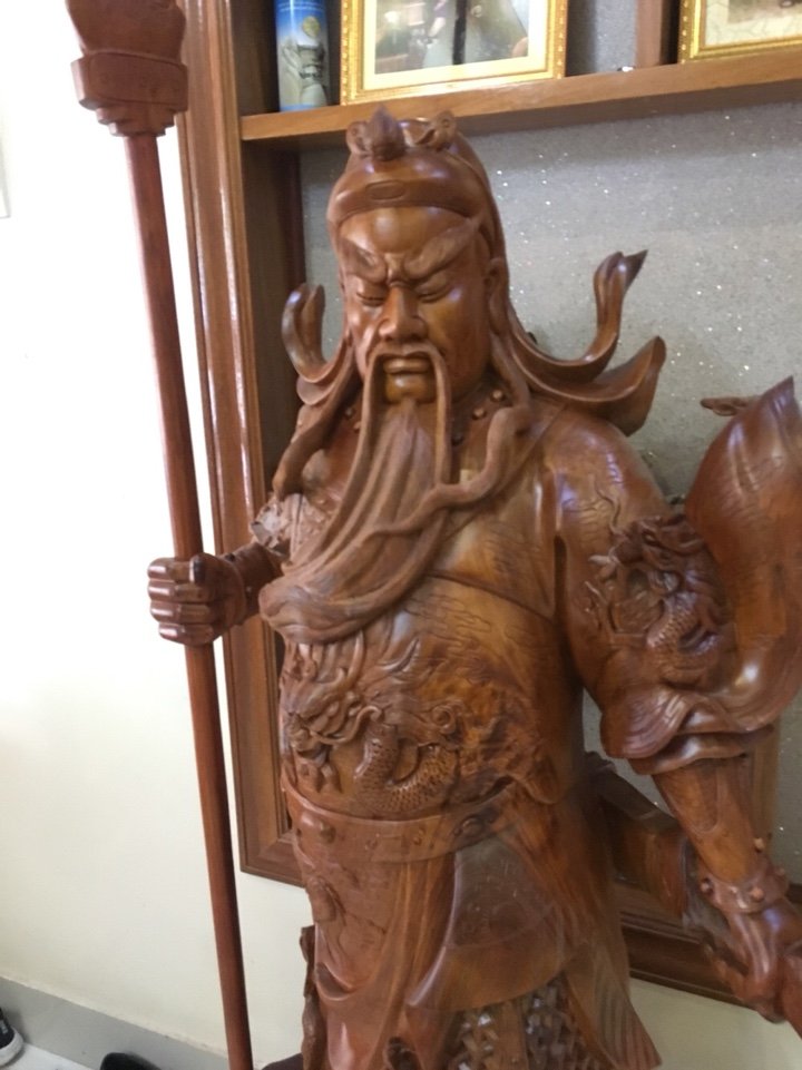 Tượng Quan Công đứng xách đao gỗ hương