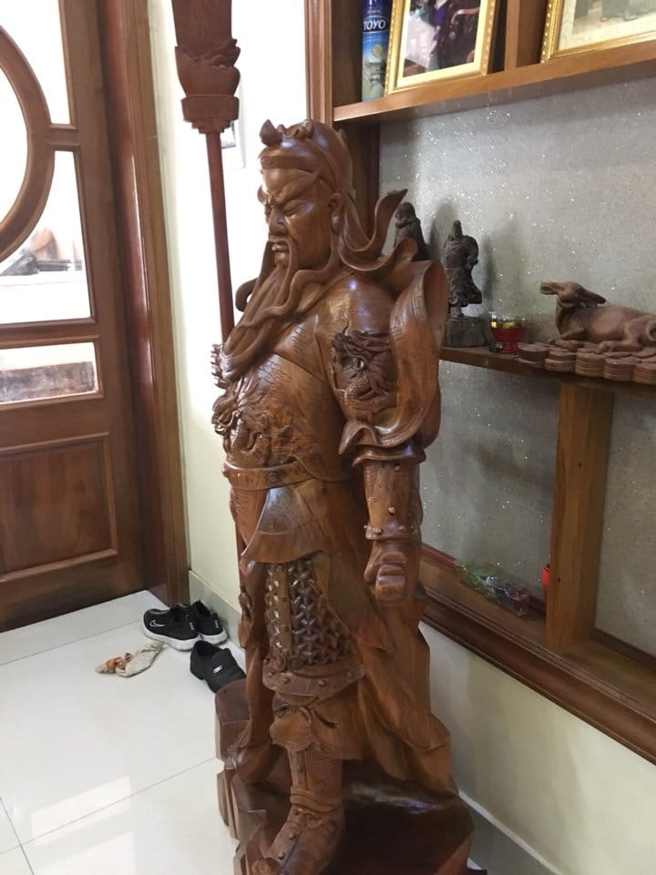 Tượng Quan Công đứng xách đao gỗ hương
