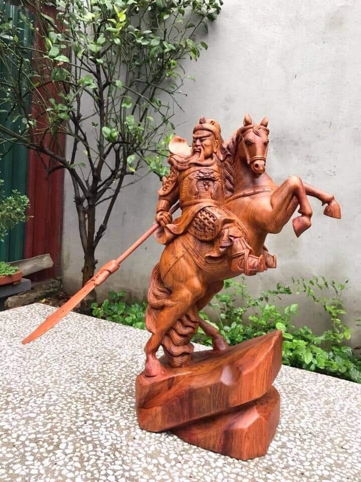 Tượng Quan Công cưỡi ngựa gỗ hương Gia Lai