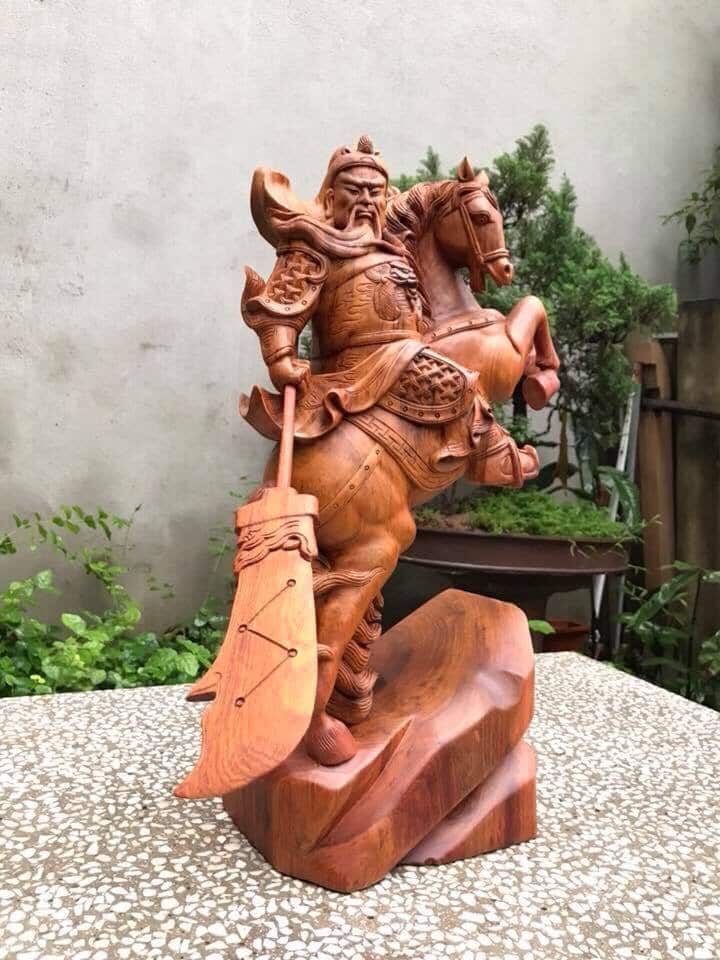 Tượng Quan Công cưỡi ngựa gỗ hương Gia Lai