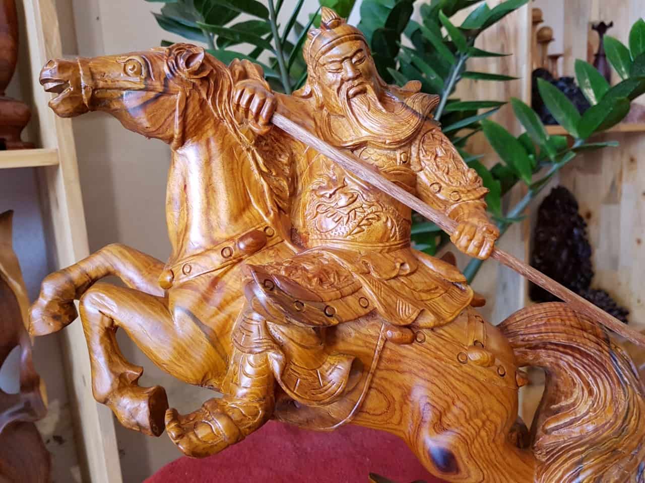 Tượng Quan Công cưỡi ngựa gỗ cẩm chỉ Gia Lai